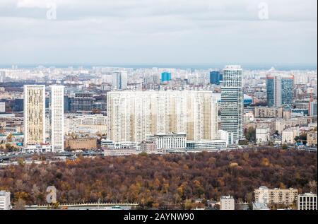 26. OKTOBER 2018, MOSKAU, RUSSISCHE FÖDERATION: Luftbild einer Moskauer Stadt vom Aussichtspunkt aus Stockfoto