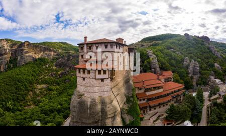 Luftpanoramanblick von einer Drohne auf ein Panorama einer Bergkette. Kalampaka-Stadt, Griechenland. Blick auf die Felswände von Meteora und den Monaster Stockfoto