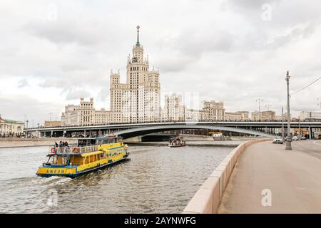 26. OKTOBER 2018, MOSKAU, RUSSISCHE FÖDERATION: Hochhaus im Empire-Stil am Kotelnicheskaja-Ufer in Moskau Stockfoto