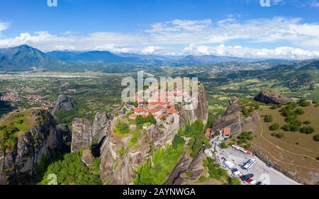 Luftpanoramanblick von einer Drohne auf ein Panorama einer Bergkette. Kalampaka-Stadt, Griechenland. Blick auf die Felswände von Meteora und den Monaster Stockfoto