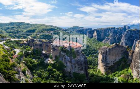 Luftpanoramanblick von einer Drohne auf ein Panorama einer Bergkette. Kalampaka-Stadt, Griechenland. Blick auf die Felswände von Meteora und den Monaster Stockfoto