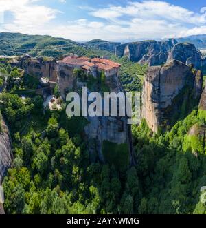 Luftpanoramanblick von einer Drohne auf ein Panorama einer Bergkette. Kalampaka-Stadt, Griechenland. Blick auf die Felswände von Meteora und den Monaster Stockfoto