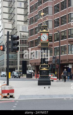 Little Ben, ein Gusseiserner Miniatur-Uhrturm, in der Nähe der Victoria Street, in der City of Westminster, Central London. Stockfoto