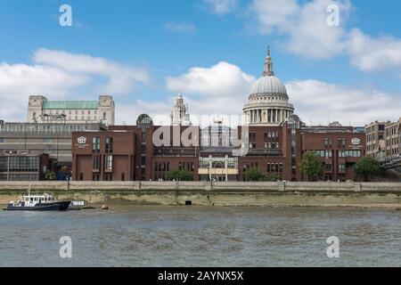 Fassade der City of London School, auch bekannt als CLS und City entlang der Themse in London. Stockfoto