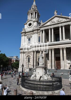 Statue der Queen Anne und der Saint Paul's Cathedral im Hintergrund, London. Stockfoto