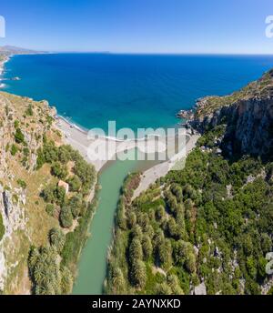 Luftstromanlage ultrabreites Foto des berühmten Flusses und des Strandes von Preveli im Süden von Rethimno, Insel Crete, Griechenland im Sommer Stockfoto