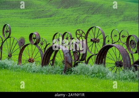 Alter Wagenradzaun am Dahmen Barn in der Nähe von Uniontown in der Palouse, Eastern Washington State, USA. Stockfoto