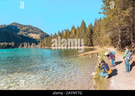 Eine Gruppe Von Freunden, die ihren Urlaub in den italienischen Bergen der Dolden genießen. Toblacher See Stockfoto