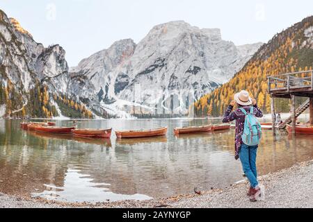 Asiatischer Reisender am majestätischen See Braies in Südtirol, Italien. Urlaub und Abenteuer im Freien im Naturparkkonzept Stockfoto