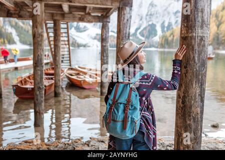 Asiatischer Reisender am majestätischen See Braies in Südtirol, Italien. Urlaub und Abenteuer im Freien im Naturparkkonzept Stockfoto