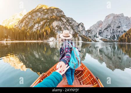 Folgen Sie mir zur Bootstour oder Kanufahrt auf dem lago Di Braies See in den italienischen Bergen der Dolinen Stockfoto