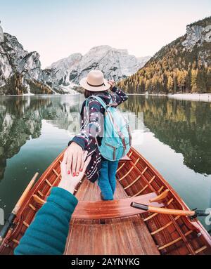 Folgen Sie mir zur Bootstour oder Kanufahrt auf dem lago Di Braies See in den italienischen Bergen der Dolinen Stockfoto
