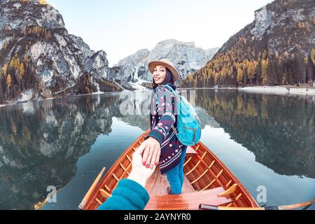 Folgen Sie mir zur Bootstour oder Kanufahrt auf dem lago Di Braies See in den italienischen Bergen der Dolinen Stockfoto