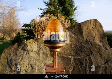 Automatisierung und Schilder an privaten Toren und Zäunen Stockfoto