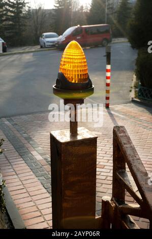 Automatisierung und Schilder an privaten Toren und Zäunen Stockfoto