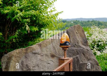 Automatisierung und Schilder an privaten Toren und Zäunen Stockfoto