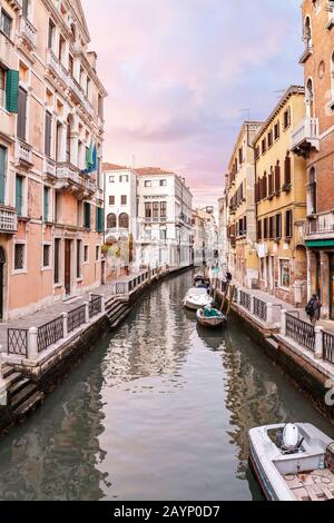 23. OKTOBER 2018, VENEDIG, ITALIEN: Stadtbild von Venedig mit enger Straße und Kanal Stockfoto