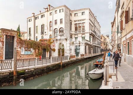 23. OKTOBER 2018, VENEDIG, ITALIEN: Stadtbild von Venedig mit enger Straße und Kanal Stockfoto