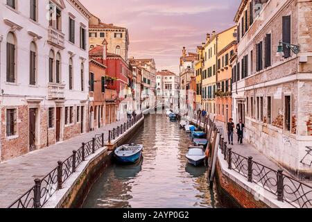 23. OKTOBER 2018, VENEDIG, ITALIEN: Stadtbild von Venedig mit enger Straße und Kanal Stockfoto