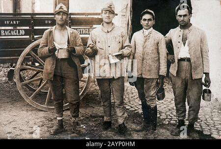 Italienische Artillerie-Männer an einem nicht identifizierten Ort an der Ostfront während des ersten Weltkriegs (18 Grad Artiglieria, 5 Grad B, 1916) Stockfoto