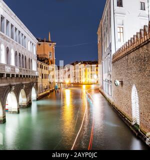 Enge Kanalstraße am Frühen Abend blaue Stunde in Venedig, Italien Stockfoto