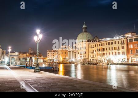 23. OKTOBER 2018, VENEDIG, ITALIEN: Stadtbild des großen Kanals nachts Stockfoto