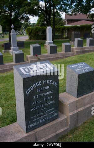 Marker für Titanic-Opfer auf dem Fairview Lawn Cemetery in Halifax, Nova Scotia, Kanada, der letzte Rastplatz für mehr als hundert Victi ist Stockfoto