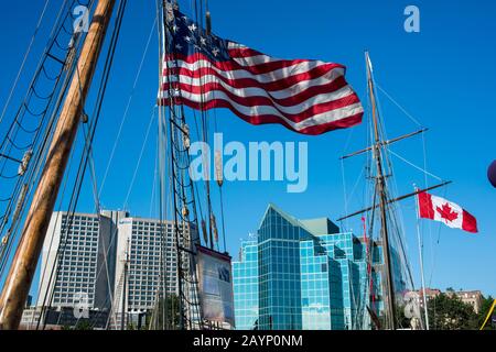 Hohe Schiffe dockten im Hafen von Halifax, Nova Scotia, Kanada. Stockfoto