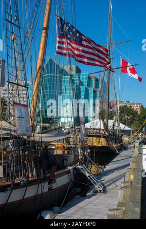 Hohe Schiffe dockten im Hafen von Halifax, Nova Scotia, Kanada. Stockfoto