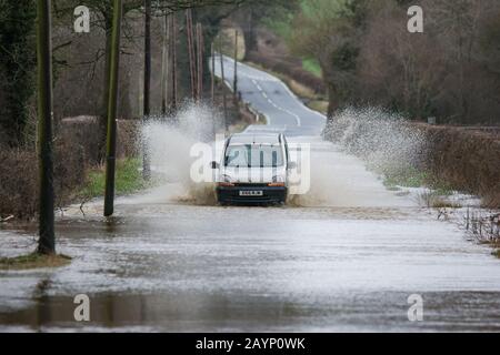 Stürmen Sie Dennis Cars in Überflutungen, diese Bilder, wo Sie NR Welshpool in Powys Mid-Wales aufgenommen haben Stockfoto