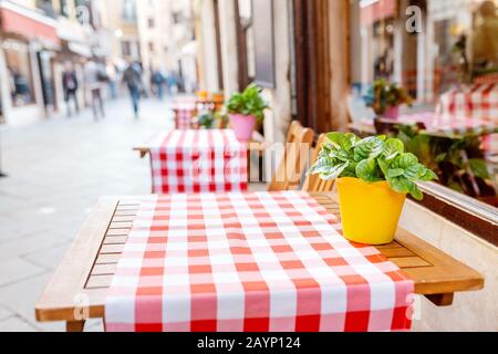 Tisch im Freien im Straßencafé Stockfoto