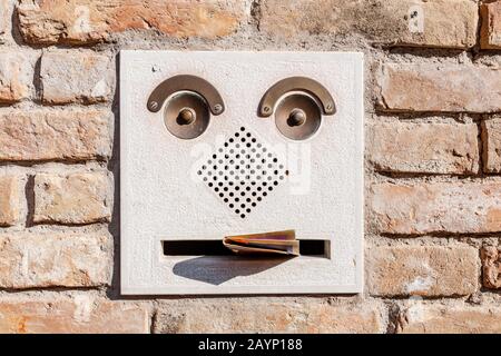 Lustige Postbox mit Brief. Gefälschtes Gesichtskonzept Stockfoto