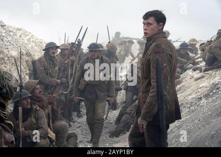 1917 ist ein britischer epischer Kriegsfilm aus dem Jahr 2019, der von Sam Mendes Regie, mitgeschrieben und produziert wurde. Die Filmstars George MacKay und Dean-Charles Chapman, mit Mark Starke, Andrew Scott, Richard Madden, Claire Duburcq, Colin Firth und Benedict Cumberbatch in Nebenrollen. Dieses Foto dient nur der redaktionellen Verwendung und ist das Copyright der Filmgesellschaft bzw. des Fotografen, die von der Film- oder Produktionsfirma zugewiesen wurden und nur durch Veröffentlichungen in Verbindung mit der Förderung des oben genannten Films reproduziert werden können. Eine obligatorische Gutschrift an die Filmgesellschaft ist erforderlich. Der Fotograf sollte ebenfalls cre sein Stockfoto