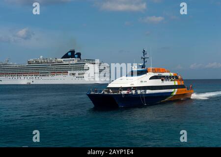 Blick auf Fähren und Kreuzfahrtschiffe in San Miguel de Cozumel auf Cozumel Island bei Cancun im Bundesstaat Quintana Roo, Yucatan-Halbinsel, Mexiko. Stockfoto