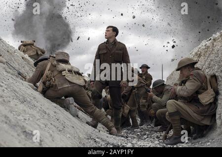 1917 ist ein britischer epischer Kriegsfilm aus dem Jahr 2019, der von Sam Mendes Regie, mitgeschrieben und produziert wurde. Die Filmstars George MacKay und Dean-Charles Chapman, mit Mark Starke, Andrew Scott, Richard Madden, Claire Duburcq, Colin Firth und Benedict Cumberbatch in Nebenrollen. Dieses Foto dient nur der redaktionellen Verwendung und ist das Copyright der Filmgesellschaft bzw. des Fotografen, die von der Film- oder Produktionsfirma zugewiesen wurden und nur durch Veröffentlichungen in Verbindung mit der Förderung des oben genannten Films reproduziert werden können. Eine obligatorische Gutschrift an die Filmgesellschaft ist erforderlich. Der Fotograf sollte ebenfalls cre sein Stockfoto