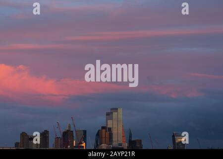 London, Großbritannien. Februar 2020. Sonnenuntergang elektrischer blauer Himmel über der City of London nach Sturm Dennis. Kredit: Thamesfleet/Alamy Live News Stockfoto