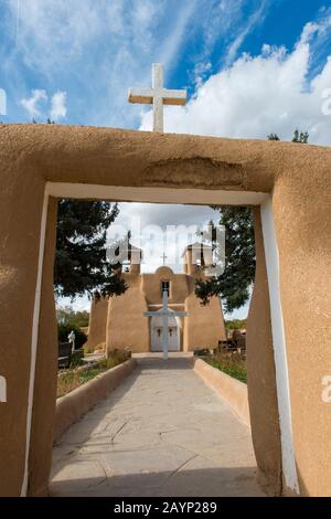 Die San Francisco de Assisi Mission Church in Ranchos de Taos, New Mexico, USA, wurde im Jahr 1816 fertiggestellt und ist eine skulptierte spanische Kolonialkirche mit massi Stockfoto