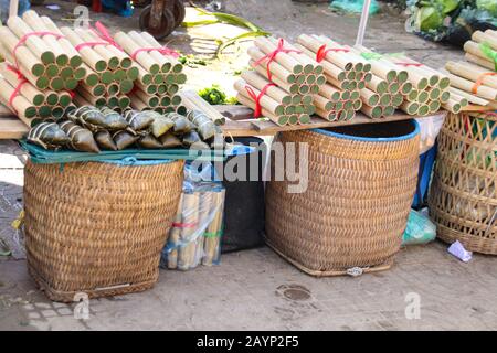 Traditionelle vietnamesische Küche aus Reis, in Bambus gekocht und COM Lam genannt Stockfoto