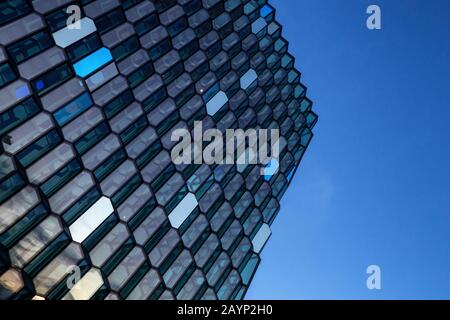 Reykjavik, Island - 17. Januar 2020: Konzerthalle und Konferenzzentrum Harpa im alten Hafen von Reykjavik. Detail der äußeren Glasscheibe und der Stahlfas Stockfoto