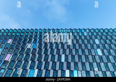 Reykjavik, Island - 17. Januar 2020: Konzerthalle und Konferenzzentrum Harpa im alten Hafen von Reykjavik. Detail der äußeren Glasscheibe und der Stahlfas Stockfoto