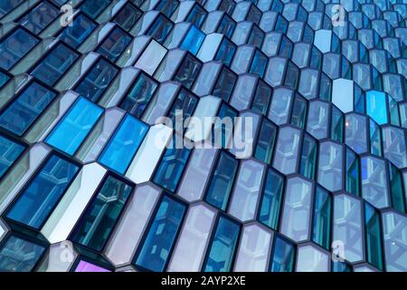 Reykjavik, Island - 17. Januar 2020: Konzerthalle und Konferenzzentrum Harpa im alten Hafen von Reykjavik. Detail der äußeren Glasscheibe und der Stahlfas Stockfoto