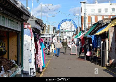 Marktstände auf dem Shepherds Bush Market im Westen Londons England UK Stockfoto