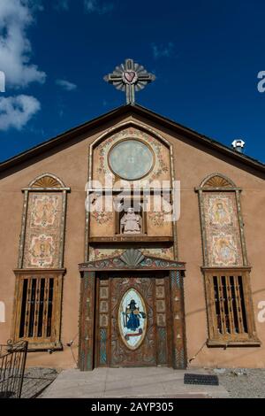 Die Kapelle von Santo Nino de Atocha in El Santuario de Chimayo in der kleinen Gemeinde El Potrero etwas außerhalb von Chimayo, New Mexico, USA. Stockfoto