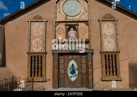 Die Kapelle von Santo Nino de Atocha in El Santuario de Chimayo in der kleinen Gemeinde El Potrero etwas außerhalb von Chimayo, New Mexico, USA. Stockfoto