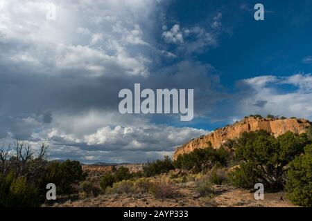 Blick auf die Klippen am Tsankawi, Bandelier National Monument in New Mexico, USA, in der Nähe des White Rock. Stockfoto
