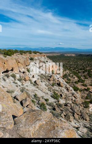 Blick auf die Klippen von der Spitze der Mesa am Tsankawi, Bandelier National Monument in New Mexico, USA, in der Nähe des White Rock. Stockfoto
