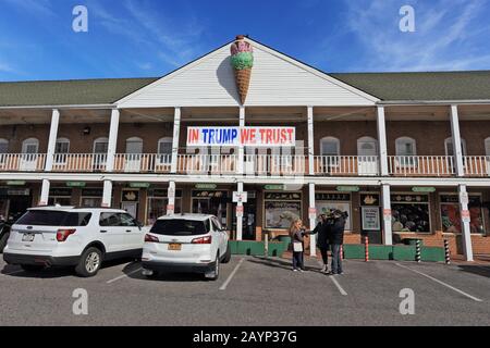 Trump unterschreibt Port jefferrson Village Long Island New York Stockfoto