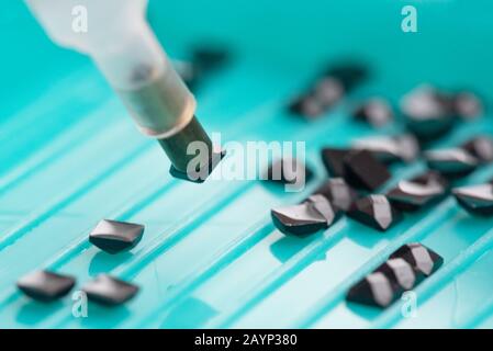 Kleine Kristalle für Diamantstickerei im Behälter. Stockfoto