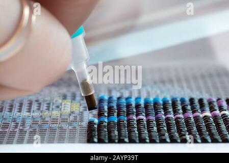 Die Diamantstickerei schließt abstrakten Hintergrund aus. Stockfoto