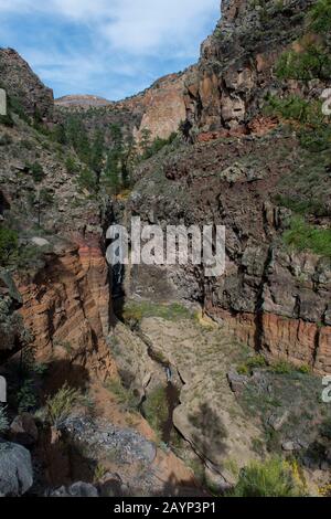 Blick auf die Upper Falls im Frijoles Canyon vom Falls Trail am Bandelier National Monument in der Nähe von Los Alamos, New Mexico, USA. Stockfoto